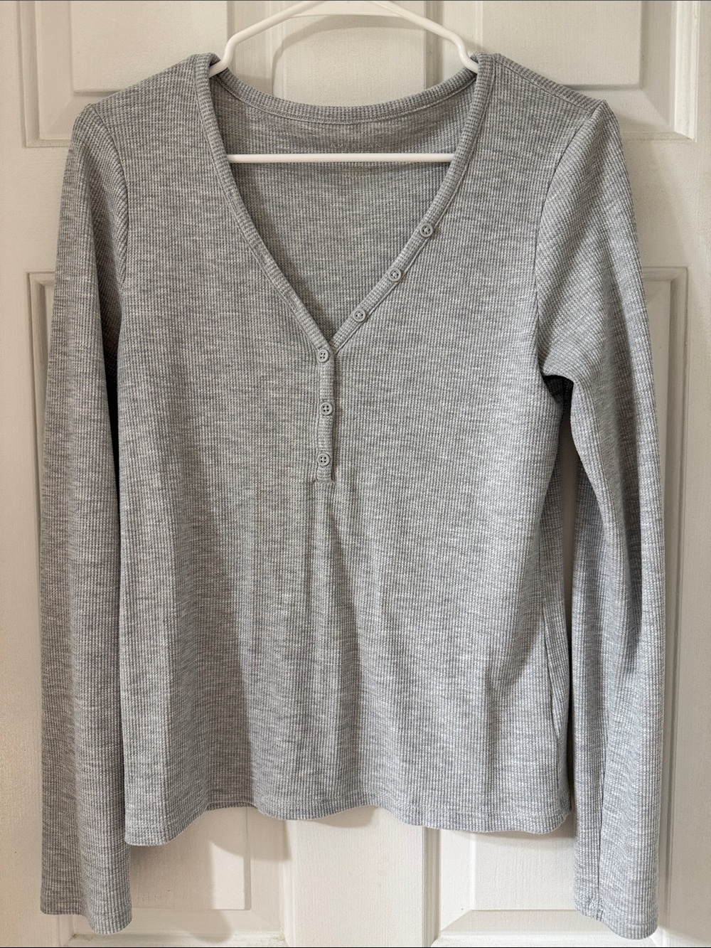 American Eagle Outfitters Light Gray Ribbed V-Neck Henley Long Sleeve Top
